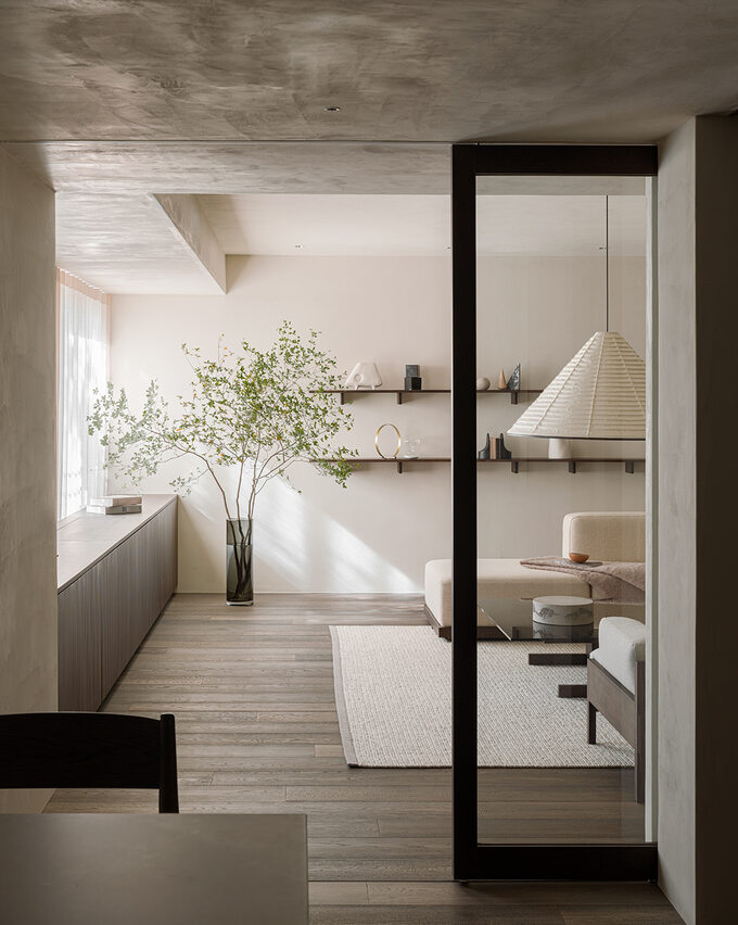 Mieszkanie w kojących kolorach ziemi, projekt Norm Architects i Keiji Ashizawa Design