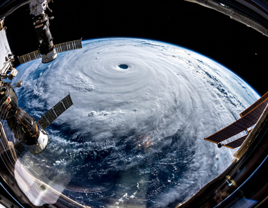 Miniatura: Nadciąga potężny tajfun. Astronauta...