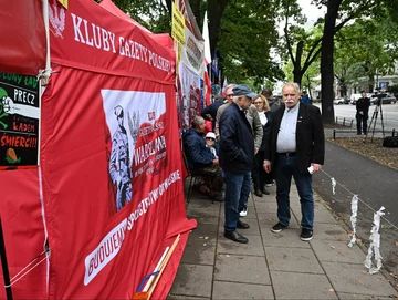 Miasteczko namiotowe przed siedzibą Trybunału Konstytucyjnego 