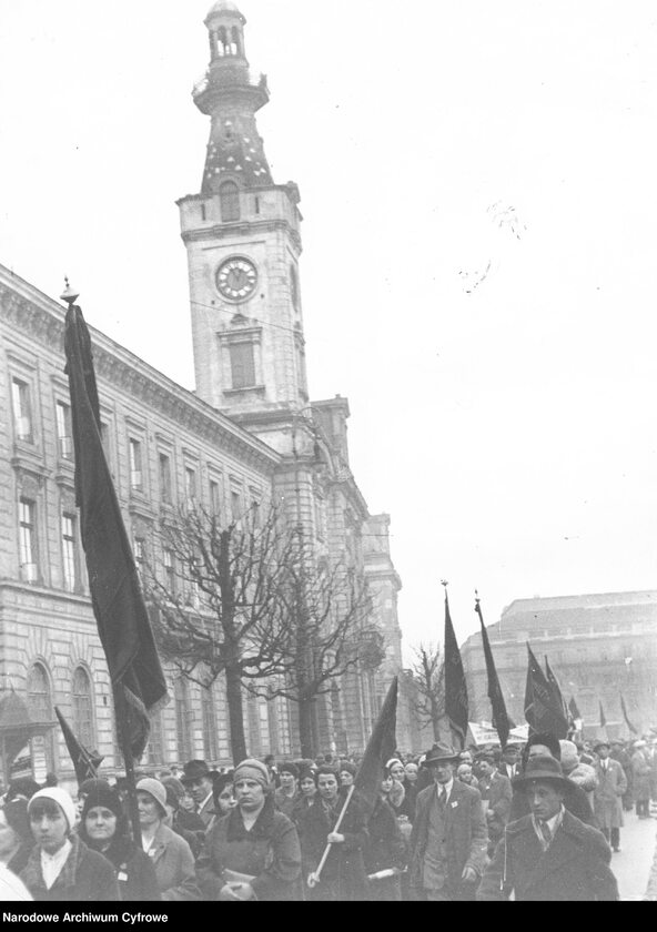 Wiec Polskiej Partii Socjalistycznej w Warszawie podczas obchodów święta 1 Maja (1 V 1931 r.). Pochód ze sztandarami na placu Teatralnym 