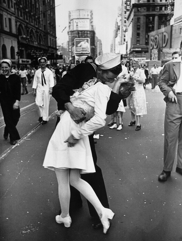 Marynarz całuje pielęgniarkę na Times Square w Nowym Jorku.Fotografia, która stała się jednym z symboli zakończenia II wojny światowej 