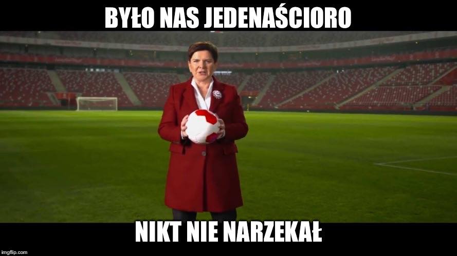 Beata Szydło na stadionie - mem 