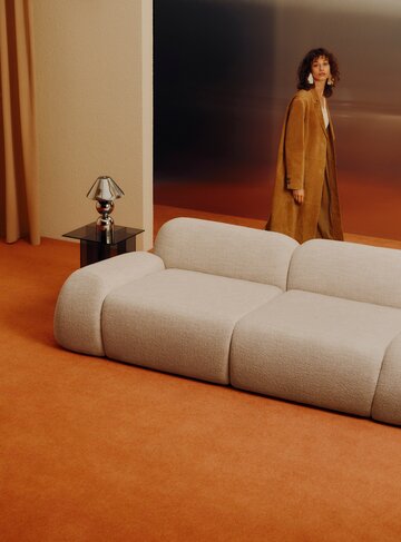 Sofa WOLKE z kolekcji Westwing Collection – rzeźbiarska forma inspirowana kształtem chmury, która definiuje przestrzeń nowoczesnego salonu 