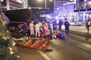 Breitscheidplatz, Berlin, 19 grudnia 2016 W poniedziałek 19 grudnia w Berlinie doszło do zamachu terrorystycznego. Rozpędzona ciężarówka wjechała w tłum ludzi podczas jarmarku bożonarodzeniowego. Samochód miał polską rejestrację. W kabinie znaleziono także zwłoki innej osoby. Około 3 nad ranem we wtorek niemiecka policja potwierdziła, że to Polak. Nad ranem służby rozpoczęły szturm na byłym lotnisku Tempelhof, które obecnie jest jednym z największych ośrodków dla uchodźców. Podano wówczas, że podejrzanym o dokonanie ataku jest 23-letni Pakistańczyk Naved B. Dopiero około godziny 13 berlińska policja poinformowała, że schwytała nieodpowiedniego człowieka. Prawdziwy zamachowiec Anis Amri został zastrzelony kilka dni później w Mediolanie.