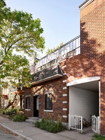 Rodzinny dom z dobudówką, projekt ALEXANDRE BERNIER ARCHITECTE 