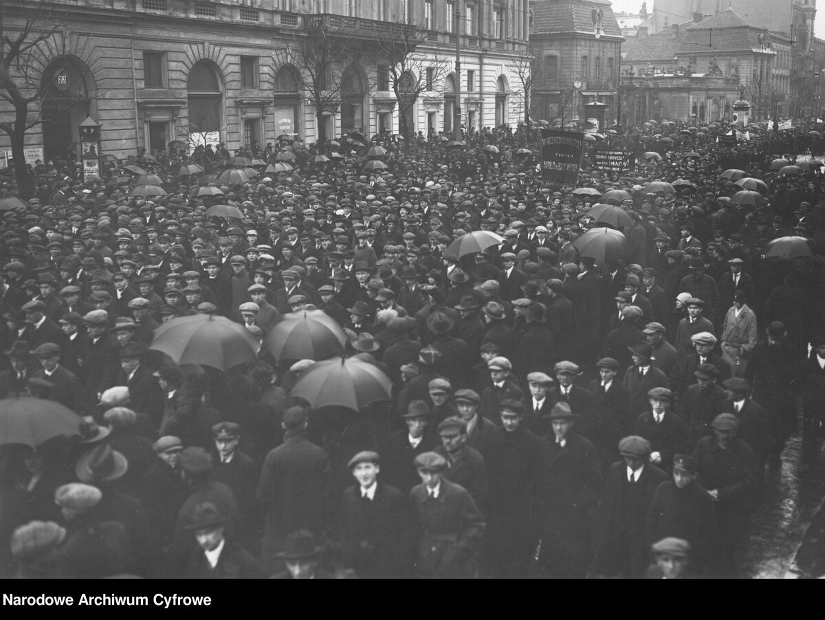 Pochód pierwszomajowy na Krakowskim Przedmieściu w Warszawie (1 V 1926 r.) 