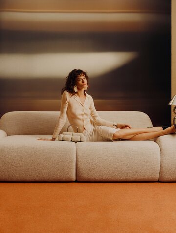 Sofa WOLKE z kolekcji Westwing Collection – rzeźbiarska forma inspirowana kształtem chmury, która definiuje przestrzeń nowoczesnego salonu 