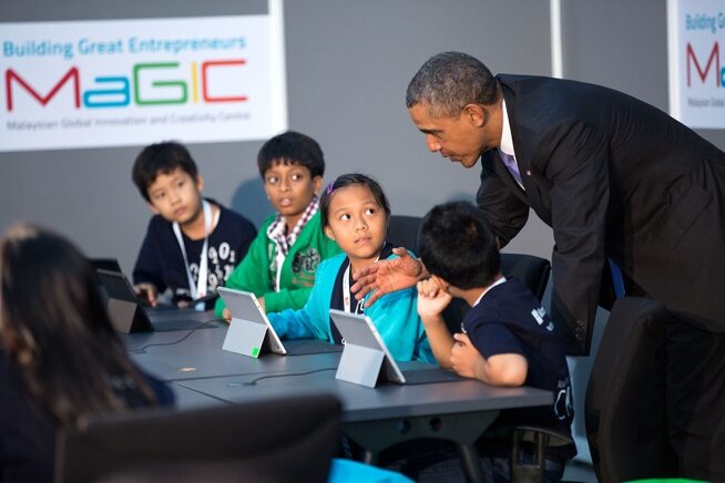 Barack Obama rozmawia z uczniami w Globalnym Centrum Innowacji i Kreatywności w Kuala Lumpur w Malezji