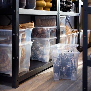 Dobrze zorganizowana przestrzeń może być jednocześnie uporządkowana, funkcjonalna i pełna przedmiotów, które nadają wnętrzu indywidualny charakter. IKEA pokazuje, jak znaleźć w domu miejsce zarówno na codzienne potrzeby, jak i rzeczy, które są ważne 