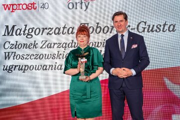 Małgorzata Toborek-Gusta, członek Zarządu Powiatu Włoszczowskiego, liderka ugrupowania OdNowa odbiera nagrodę Orły &bdquo;Wprost&rdquo;. Nagrodę wręczył Rafał Romanowski, sekretarz stanu w&nbsp;Ministerstwie Rolnictwa i&nbsp;Rozwoju Wsi