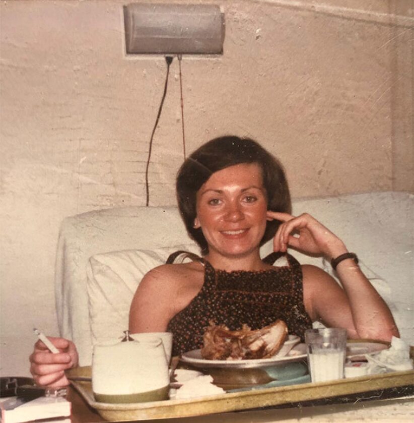15. "Moja mama w szpitalu po narodzinach mojej siostrzy. Kanada 1978 roku. Papierosy i pieczony kurczak".