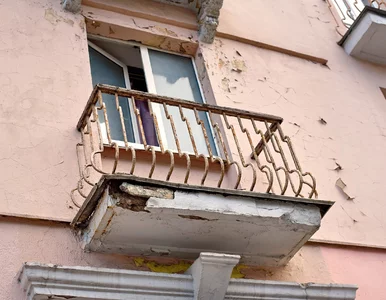 Miniatura: Pęknięty balkon, zepsuty wodomierz....