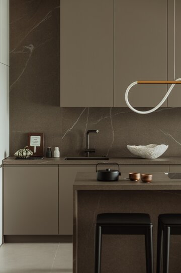 Apartament na warszawskim Mokotowie zaprojektowany przez VIA NOVA – przykład soft architecture, w której technologia KNX, stonowana paleta taupe i konsekwencja materiałowa budują ponadczasowy klimat 