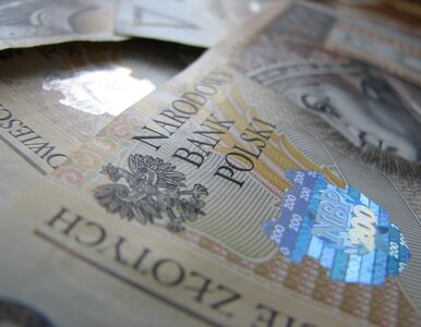 Polacy wyciągają pieniądze z banków