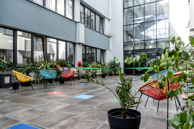 Mamy nawet łąkę kwietną przy budynku i ekologiczne zielone patio
