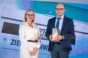 Artur Łeszczyński (z prawej) oraz&nbsp;wręczająca nagrodę Marzena Zielińska, prezes Capital Point