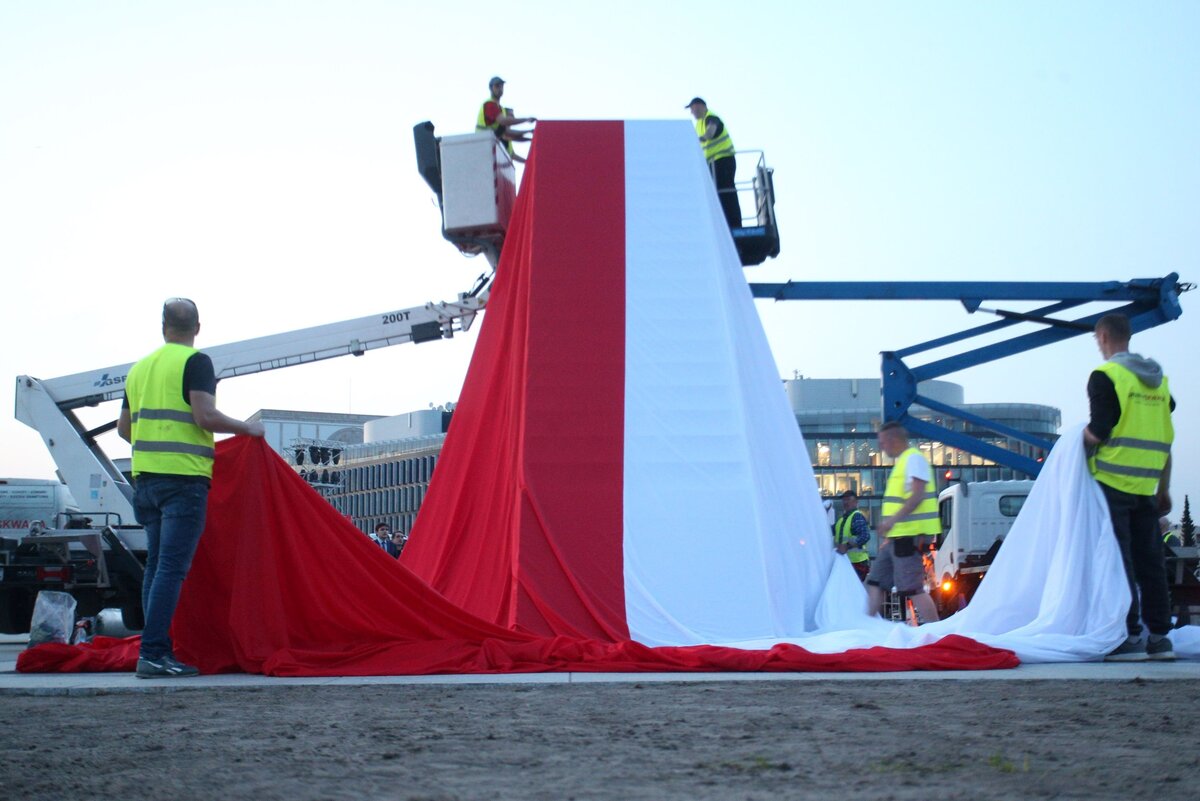 Biało-czerwona flaga na Pomniku Ofiar Katastrofy Smoleńskiej 2010 roku 