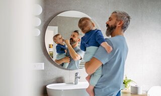 Ojciec myjący małemu dziecku zęby