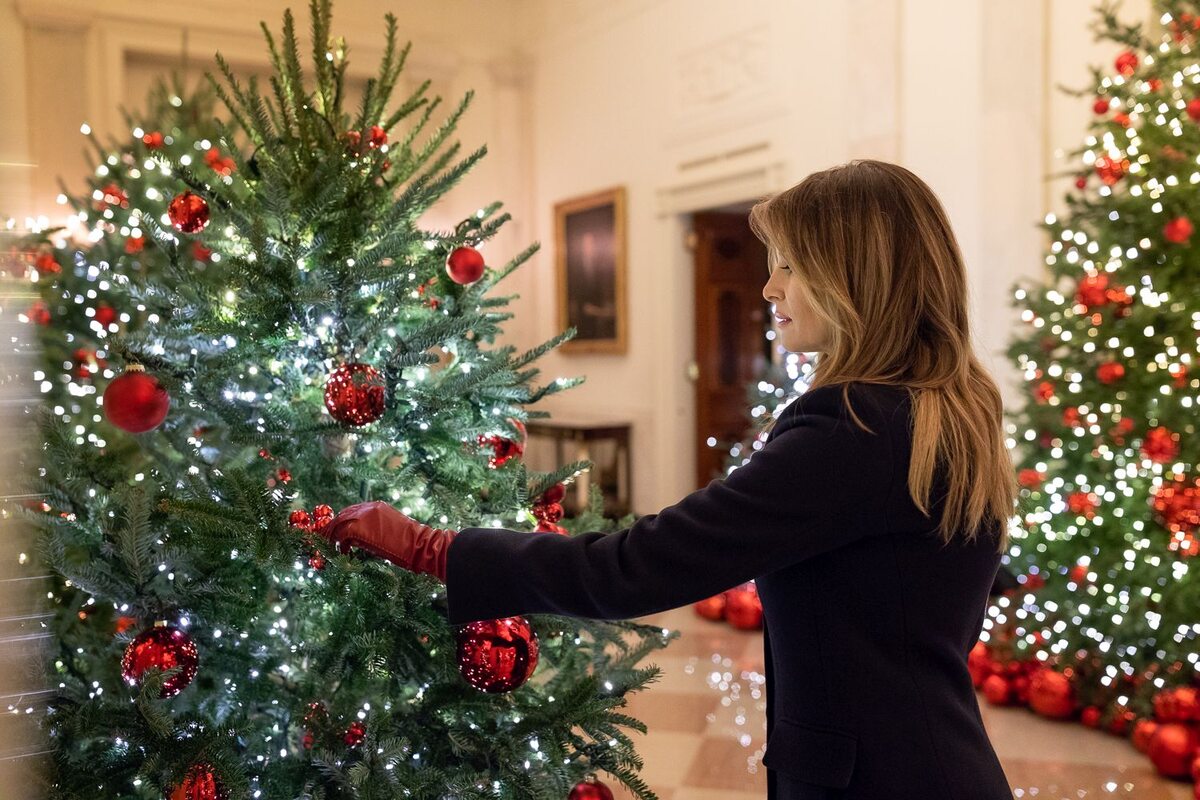 Melania Trump wśród świątecznych dekoracji w Białym Domu 