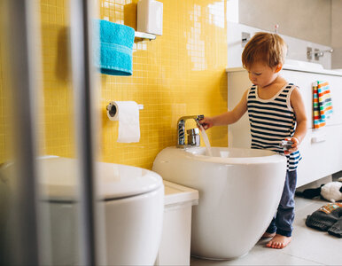 Miniatura: Wrzuć to do toalety na noc. Rano zobaczysz...