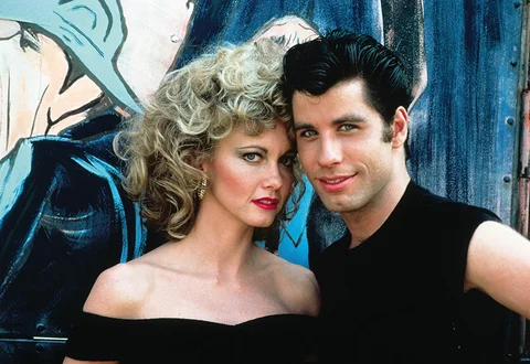Olivia Newton-John u boku Johna Travolty w musicalu "Grease"