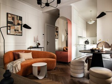 Modny salon. Jest wszystko: obłe kształty mebli, miękkie tapicerki, przytulne kolory, poduszki i&nbsp;pled.  Projekt wnętrza: Sobkowiak Architektura