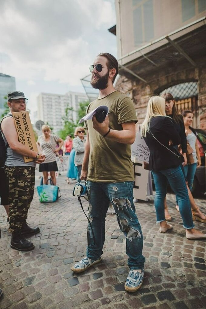 Dawid Szurmiej na planie filmu
