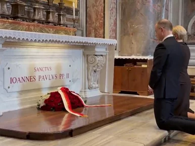 Miniatura: Andrzej Duda przeszedł przez święte drzwi....