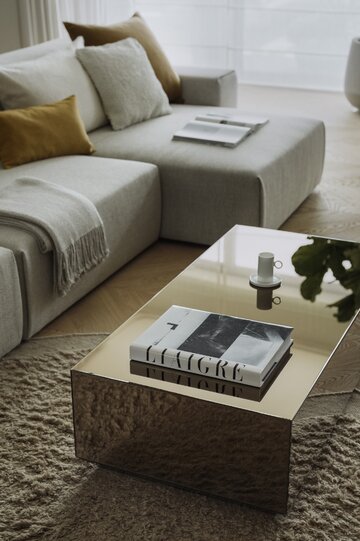 Apartament na warszawskim Mokotowie zaprojektowany przez VIA NOVA – przykład soft architecture, w której technologia KNX, stonowana paleta taupe i konsekwencja materiałowa budują ponadczasowy klimat 