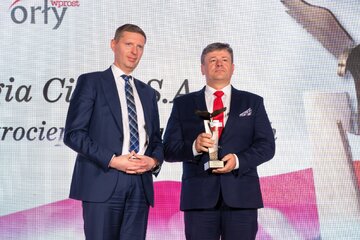 Zbigniew Duda, dyrektor oddziału Elektrociepłownia w&nbsp;Kielcach odbiera nagrodę Orły &bdquo;Wprost&rdquo;. Nagrodę wręczył Dominik Olesiak, dyrektor I&nbsp;oddziału banku PKO BP w&nbsp;Kielcach