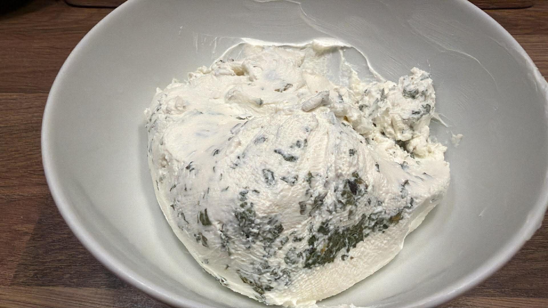 Jogurt na&nbsp;gazie z&nbsp;czosnkiem niedźwiedzim