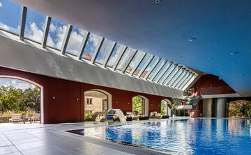 Basen w&nbsp;Uroczysku Siedmiu Staw&oacute;w. Przeszklona konstrukcja pozwala połączyć nowoczesną strefę basenową z&nbsp;widokiem na&nbsp;zabytkową architekturę zamku i&nbsp;otaczającą ją zieleń