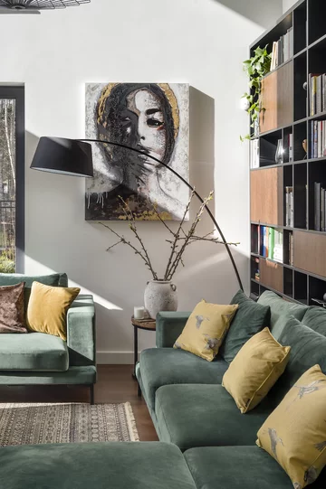 Aranżacja nowoczesnego wnętrza z dużymi przeszkleniami, proj. MIŚKIEWICZ design 