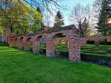 Park w Nakomiadach na Mazurach wiosną 