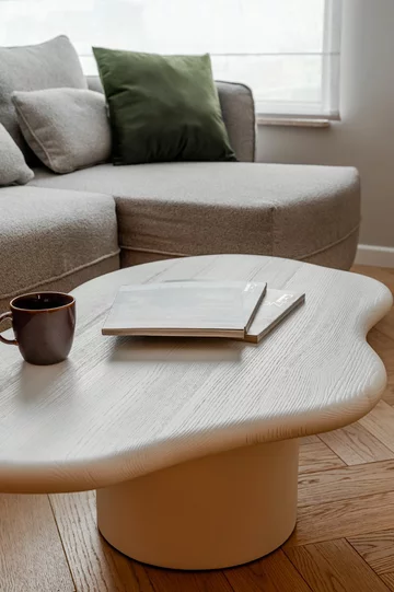 Projekt mieszkania na warszawskim Mokotowie autorstwa Deer Design to przykład spójnej aranżacji, w której funkcjonalność, kolor i jakość wykonania tworzą harmonijną, dopracowaną w każdym detalu przestrzeń do życia 