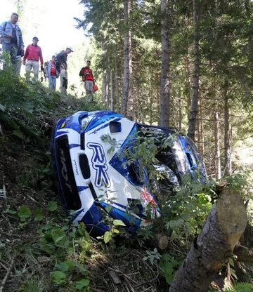 Subaru Impreza WRC polskiej załogi wypadło z zakrętu, zsunęło się ze skarpy i zatrzymało na drzewach (fot. PAP/Grzegorz Momot)