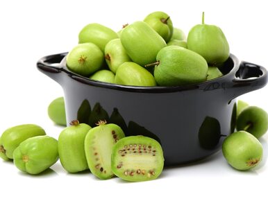 Mały kuzyn kiwi. Jak jeść minikiwi i czy to zdrowy owoc?
