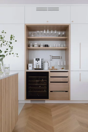 Projekt MIKOŁAJSKAstudio pokazuje, że styl japandi to nie tylko estetyka, ale przede wszystkim świadomie zaprojektowana przestrzeń sprzyjająca codziennemu komfortowi i wyciszeniu 