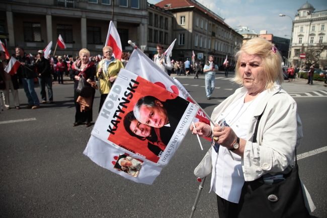 Demonstranci nie zapomnieli o śp. Lechu Kaczyńskim i jego małżonce... (fot. PAP/Tomasz Gzell)
