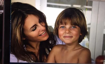 Damian Hurley z mamą Elizabeth Hurley 