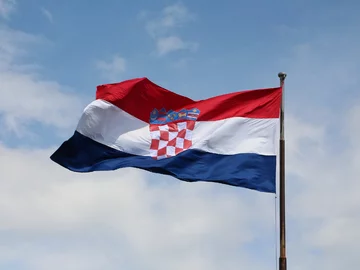 Stolicą kraju, który posiada taką flagę, jest: