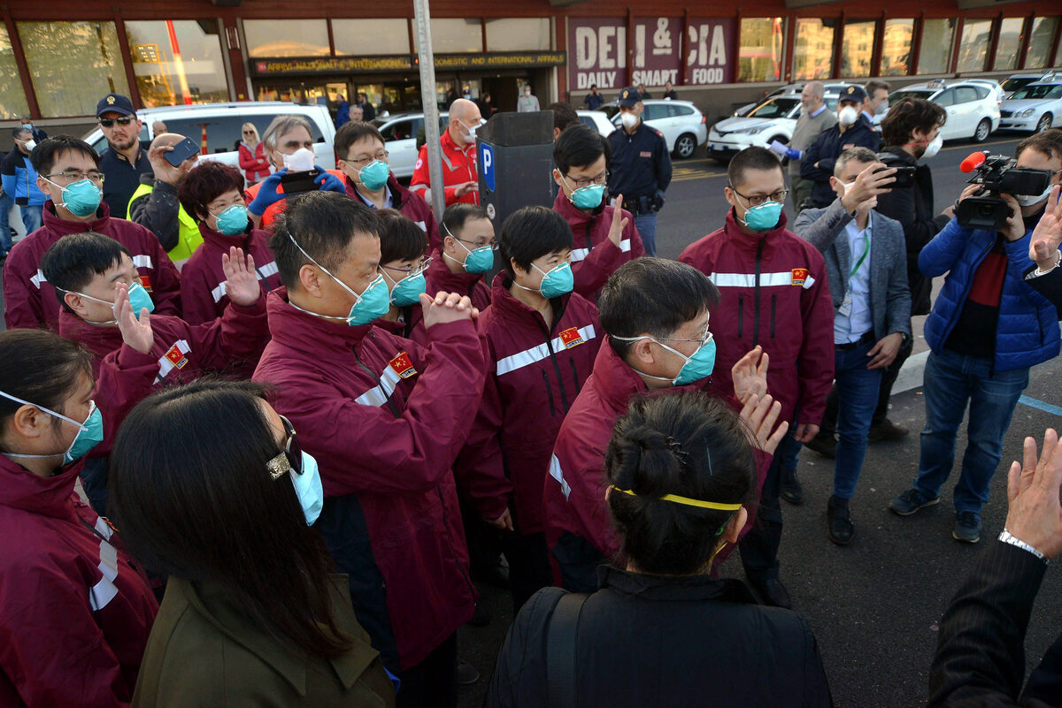 Chiński zespół personelu medycznego przyleciał do Włoch, aby pomóc szpitalom w Lombardii (18 marca) 