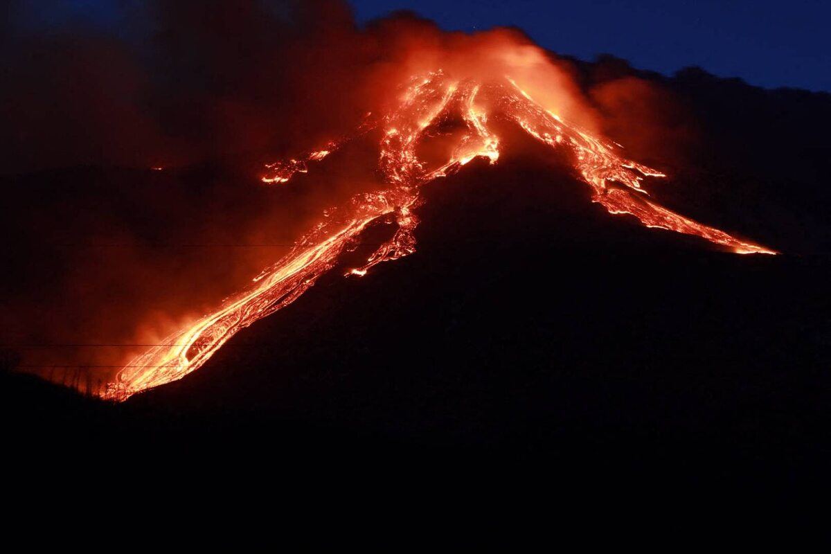 Lawa wypływająca z Etny w trakcie erupcji 
