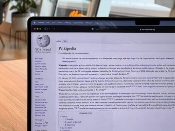 Komputer z otwartą stroną Wikipedii