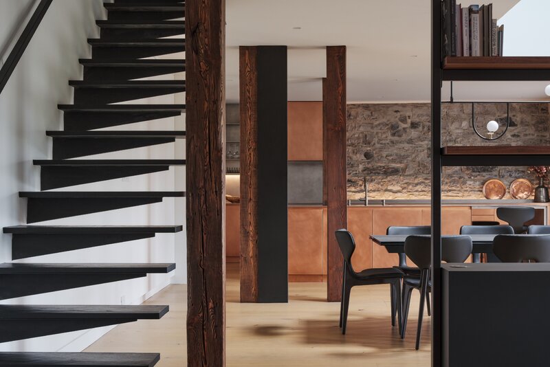Dwupoziomowy apartament z kuchnią w kolorze miedzi Projekt: MU Architecture