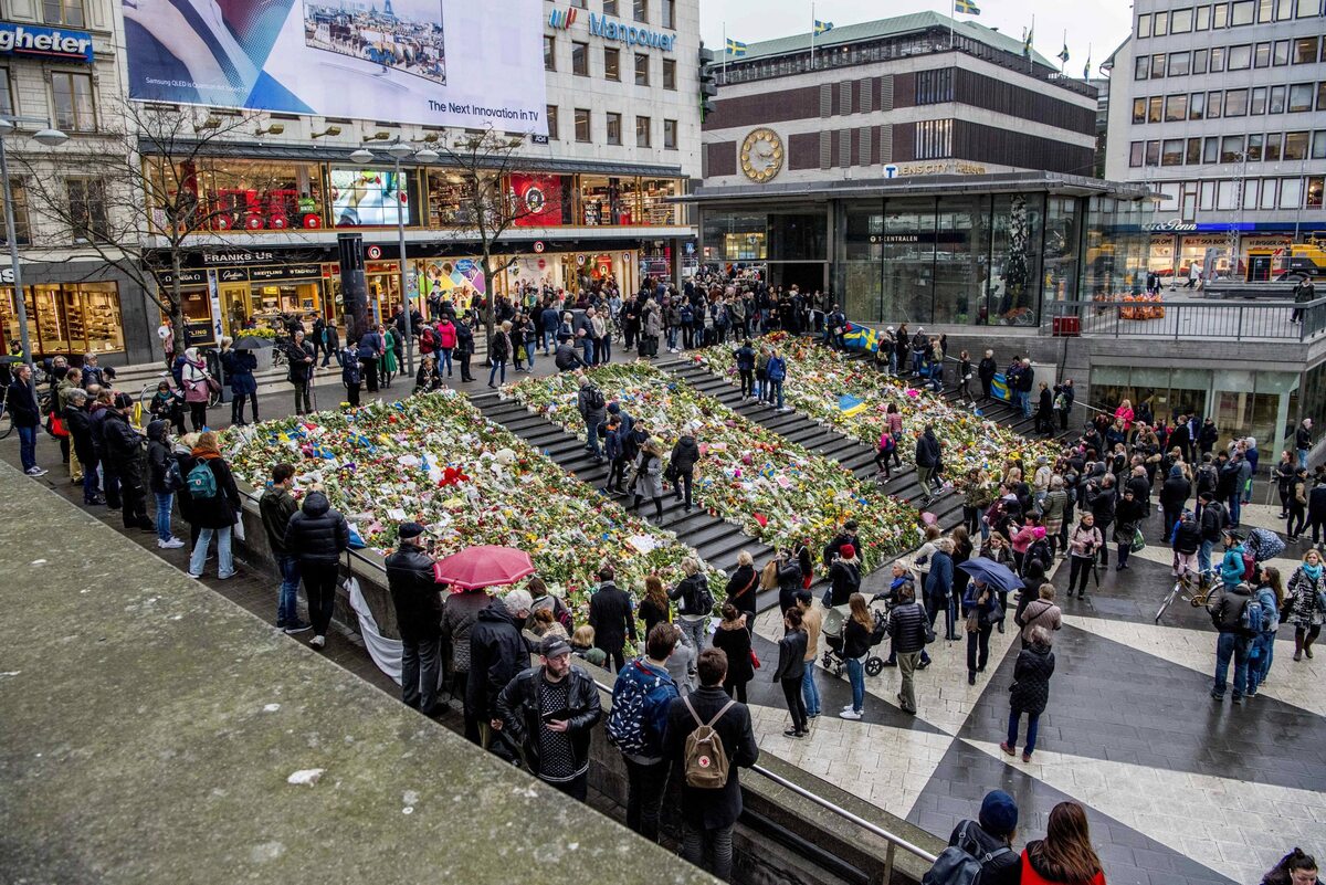 Drottninggatan, Sztokholm, 7 kwietnia 2017 W piątek 7 kwietnia kilka minut przed godziną 15:00 ciężarówka wjechała w tłum ludzi w centrum Sztokholmu przy Placu Sergela. Agencja Reutera podała, że policja otoczyła kordonem obszar w centrum miasta. W zamachu w Sztokholmie zginęły cztery osoby, a 15 zostało rannych, w tym dwoje dzieci. Siedziba szwedzkiego rządu, siedziba premiera, Zamek Królewski i budynek parlamentu znalazły się pod wzmocnioną ochroną służb.