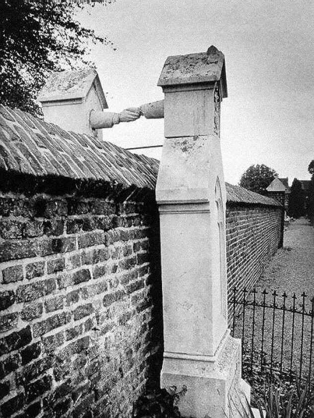 Nagrobki holenderskiego małżeństwa. Ona była katoliczką, on - protestantem. Po śmierci zostali pochowani na osobnych cmentarzach, jednakże mur nie stanowił przeszkody (fot. epicdash.com)