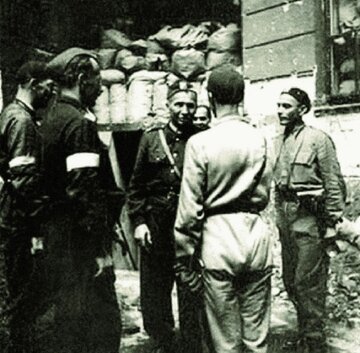 Leopold Okulicki wśr&oacute;d żołnierzy AK w&nbsp;czasie walk powstańczych w&nbsp;Warszawie