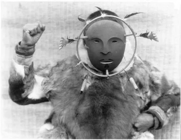 Mieszkaniec wyspy Nunivak w masce ceremonialnej, 1929 rok 