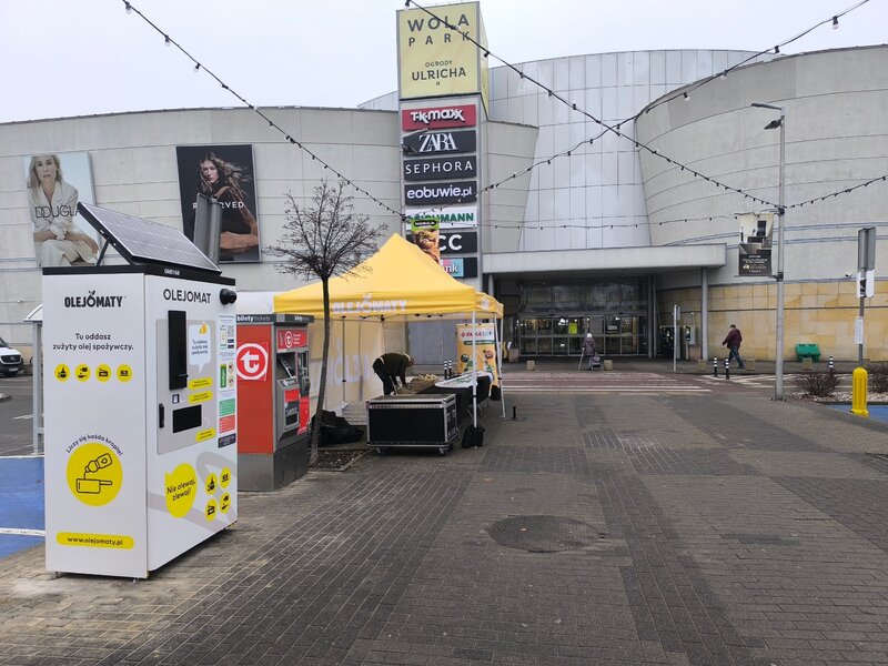Olejomat przy centrum handlowym Wola Park &ndash; tu zużyty olej kuchenny można oddać bezpiecznie i&nbsp;legalnie, zamiast wylewać go&nbsp;do&nbsp;kanalizacji